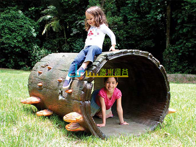 兒童樂園爬行樹洞鍛煉孩子們的全身協調能力