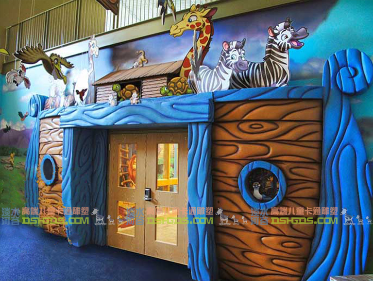 立體雕塑裝飾的幼兒園室內門頭是小朋友的愛