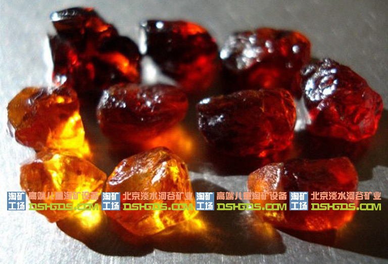 跟著兒童淘礦DIY學(xué)簡(jiǎn)單的步驟來查找石榴石寶石的真?zhèn)? class=