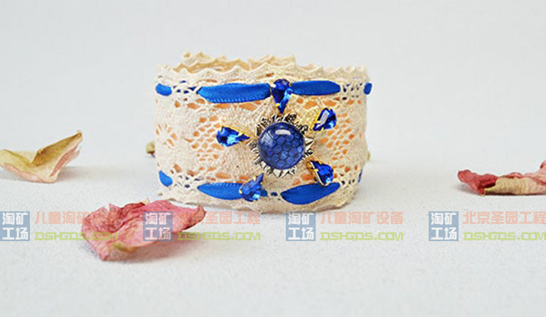 如何用白色蕾絲制作手工藍色珠子袖口手鏈