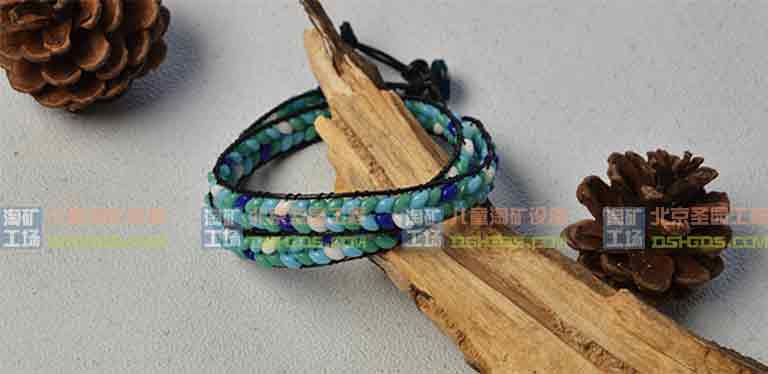 關于如何制作帶 2 孔種子珠的皮繩纏繞手鏈的說明 1